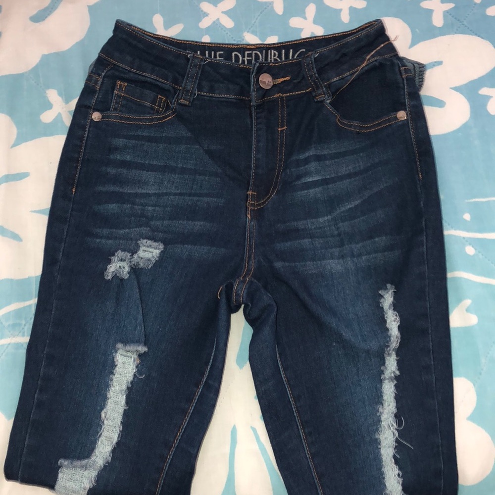 Junior high waisted, dark blue jeans